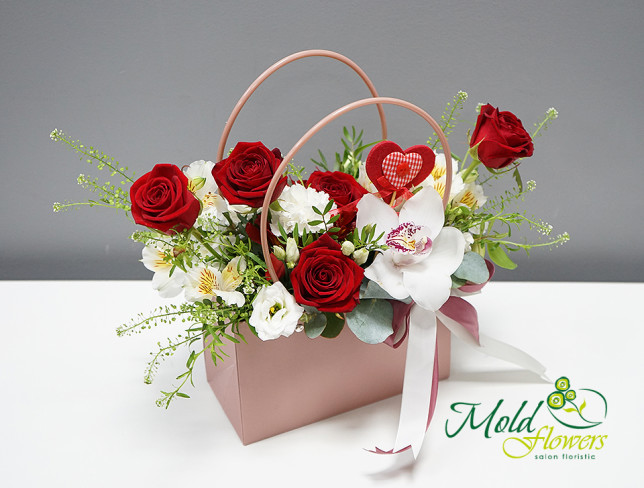 Сумочка с красными розами и белой орхидеей Фото